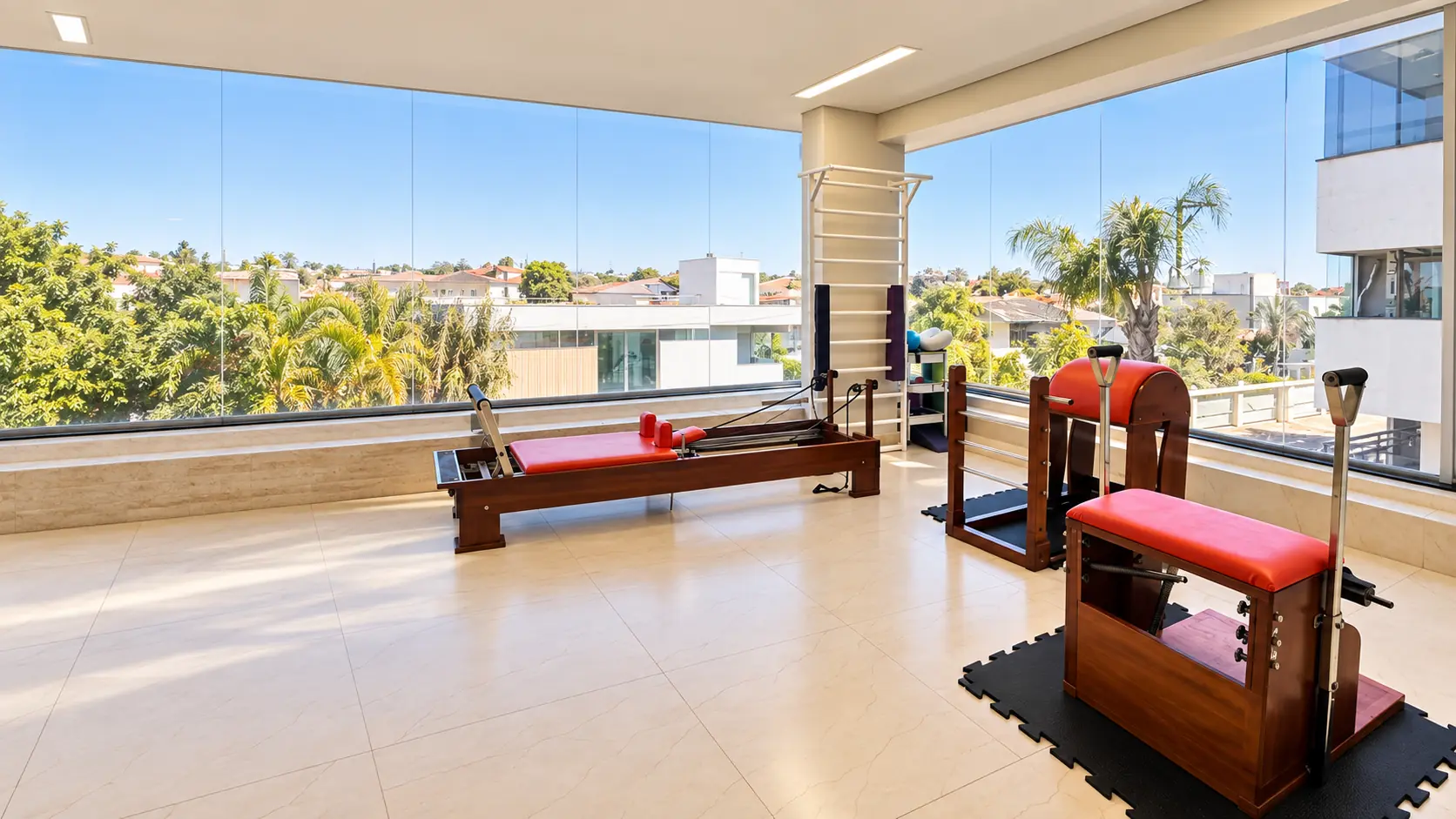 Sala de Pilates da clínica, ampla e iluminada, com vista para o Jardim Botânico