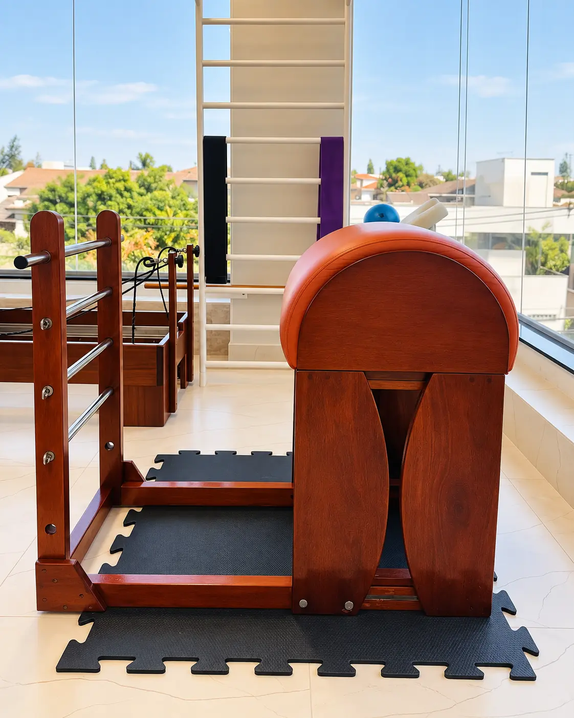 Equipamento Ladder Barrel de Pilates, com escada sueca ao fundo